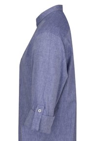 Camisa de manga larga en tela chambray azul claro con puños abotonados. Textura suave y cuello estándar, diseñada para un ajuste casual.