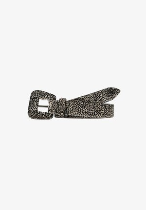 Cinturón de estampado de leopardo con una hebilla cuadrada, fabricado en tela texturizada, que presenta un patrón en negro y beige. Ajustable con un cierre clásico de espiga.