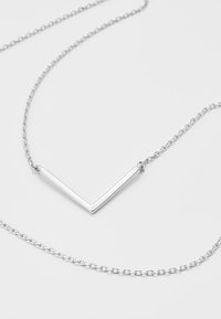 Collana in argento con pendente a forma di V con finitura lucida, collegato da piccoli segmenti di catena ovale.