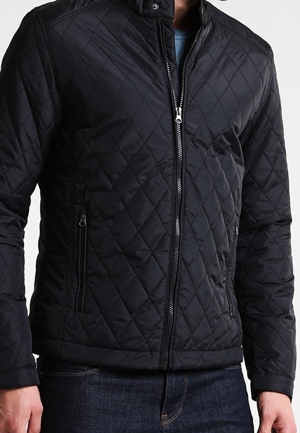 Schwarze Steppjacke mit einem Frontreißverschluss, zwei seitlichen Taschen, Stehkragen und tailliertem Schnitt. Glatte Textur mit Rautenmusterdetails.