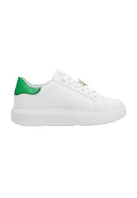 Baskets en cuir blanc avec une texture lisse et un accent vert sur le talon. Elles sont dotées de lacets plats et d'une semelle en caoutchouc blanc épaisse.