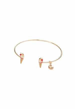 Guldfarvet bangle-armbånd med to isvaffel charms og en lille pendants, der viser detaljeret håndværk og levende farver.
