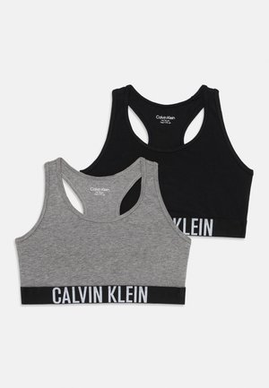 Zwei Sport-BHs aus einem grauen und schwarzen Baumwoll-Mix, mit Racerback-Design und einem breiten Bund mit dem weißen "CALVIN KLEIN"-Logo.