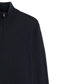 Maglione blu navy con colletto alto e chiusura a mezza zip. Realizzato in un tessuto morbido, presenta una superficie liscia e senza motivi visibili.