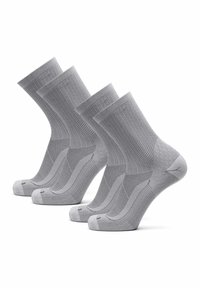 Tres pares de calcetines grises que cuentan con un diseño de punto texturizado, puntera reforzada y secciones de malla transpirable para mayor comodidad.
