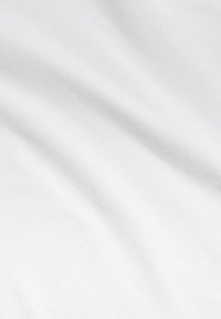 Tessuto di cotone bianco con una texture liscia, caratterizzato da pieghe sottili e un motivo di tessitura fine, che conferisce un aspetto morbido e leggero.