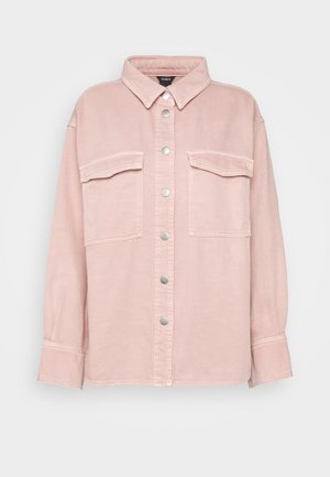 Lichtroze blousejack met twee klepzakken aan de voorkant, lange mouwen en een klassieke kraag, weergegeven op een effen achtergrond.