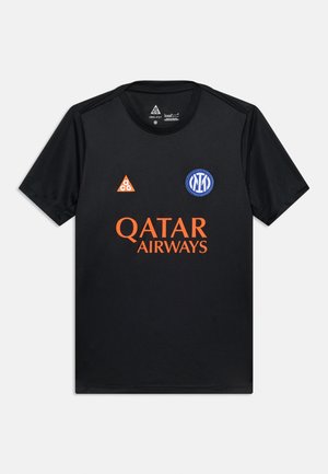 Sort sportsdrakt med oransje "Qatar Airways"-logo, Inter Milan klubbmerke i blått og hvitt, og oransje ACG-logo på fronten.