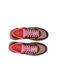 Bruine en roze sport schoenen met mesh stof, suède accenten, roze veters en een gevoerde kraag. Bevat een logo op de tong.