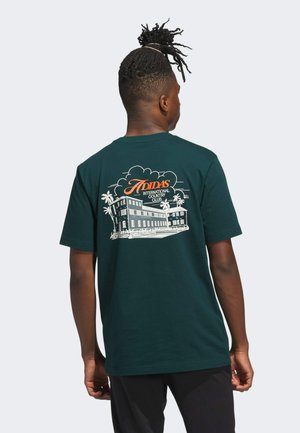 COUNTRY CLUB SCENIC GRAPHIC - Print T-shirt - aurora ivy