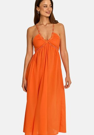 Femme portant une robe orange longue jusqu'au sol, sans manches, avec des bretelles fines doubles et des détails perlés le long de l'encolure et de la poitrine.