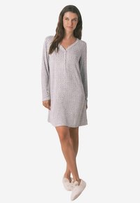 Langärmeliges Nachthemd in Hellgrau mit dezentem Muster, V-Ausschnitt und Knopfdetail. Weicher Stoff mit entspannter Passform.