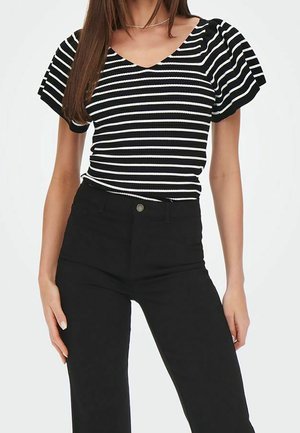 Zwart-wit gestreepte korte mouw top met een V-hals, gemaakt van ribbelmateriaal. Gepaard met zwarte high-waisted broeken.