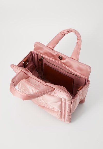 Ροζ διακοσμητική τσάντα από σατέν υλικό. Διαθέτει δύο κοντές λαβές και εσωτερική τσέπη με φερμουάρ. Επενδυμένη με ένα απαλό ύφασμα.