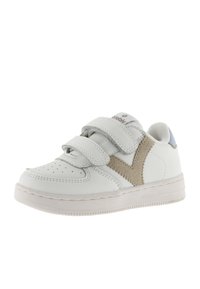 Witte leren sneaker met klittenbandsluitingen, beige suede accent, ronde neus, geperforeerde details en een gevoerde zool.