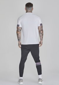 SIKSILK TECH biały