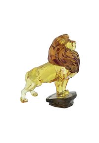 Statua di leone in cristallo con tonalità ambra e dorate, caratterizzata da dettagli intricati nella criniera e una base nera. La forma geometrica mette in evidenza le faccette.