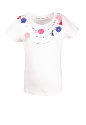 Weißes Baumwoll-T-Shirt mit kurzen Ärmeln, verziert mit bunten Filzblumen-Applikationen und Quasten entlang des Halsausschnitts sowie dekorativen Perlen.