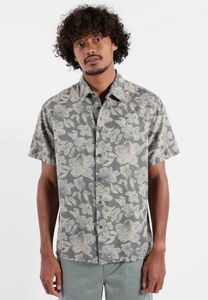 Chemise à manches courtes en tissu gris avec imprimé floral blanc, coupe décontractée, col standard et six boutons sur le devant.