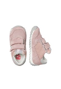 Růžové boty pro malé děti s síťovinou po stranách, semišovými detaily, bílými podrážkami a dvěma suchými zipy, zobrazené z horního a bočního pohledu.