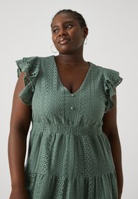 Vero Moda Curve VMHONEY V NECK DRESS  - Robe de jour - laurel wreath