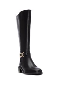 Bota negra de cuero hasta la rodilla con un acento de hebilla dorada, tacón cuadrado y textura suave. Diseño elegante y ajustado con un detalle de costura lateral.
