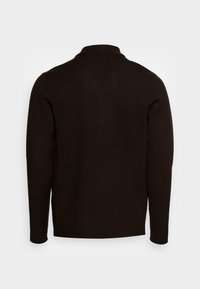 Mörkbrun tröja med krage, långa ärmar och en slät yta. Har en enkel design utan mönster eller accenter.