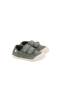 Zapatos de lona grises con dobles tiras de Velcro, puntera redonda y suela de goma color marfil. Presenta un detalle con el logo en el lateral. Textura suave.