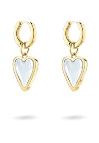 Guldörhängen med genomskinliga hjärtformade berlocker, polerad yta, enkelt elegant design, placerade sida vid sida på vit bakgrund.