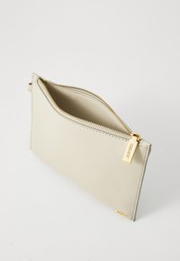 Pochette beige con chiusura a zip realizzata in materiale liscio con accessori dorati. Presenta un logo discreto e una forma rettangolare pulita e semplice.