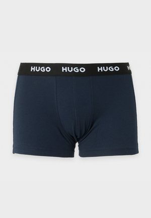 Mørkeblå herreboxershorts med sort elastik i taljen, der har det hvide "HUGO"-brandlogo gentaget rundt om.