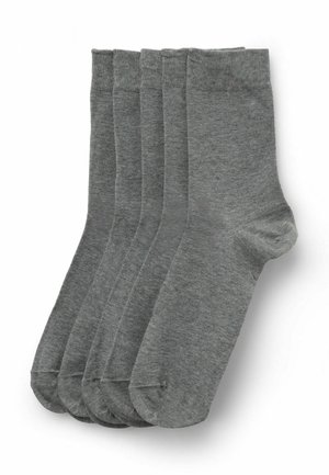 Fünf Paar schlichte graue Socken in Crew-Länge, ordentlich auf weißem Hintergrund gestapelt.