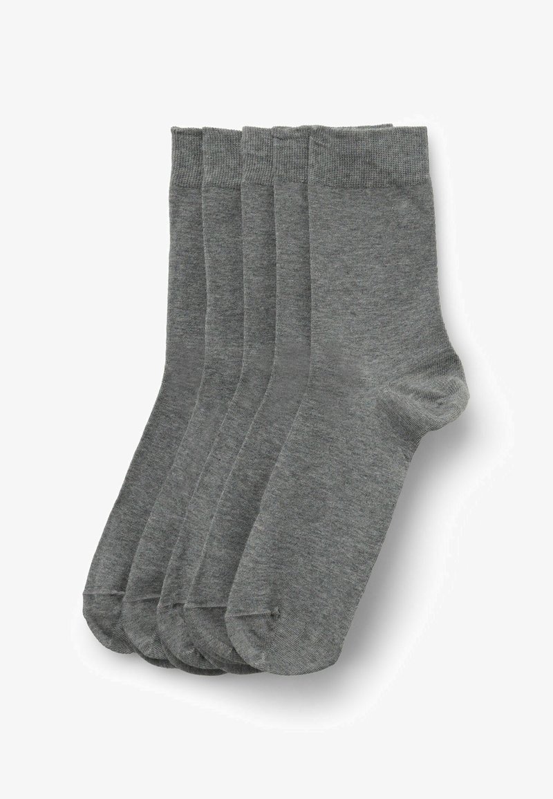 Pięć par prostych, szarych skarpetek o długości do łydki, starannie ułożonych na białym tle.