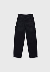 Pantaloni cargo in denim neri con vestibilità ampia, dotati di due tasche posteriori e dettagli sulle tasche laterali. Realizzati in un tessuto resistente e con una consistenza liscia.