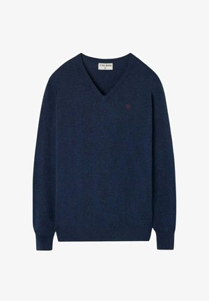 Suéter azul marino de cuello en V, hecho de una tela suave, con puños y dobladillo acanalados, y un pequeño logo rojo en el pecho.