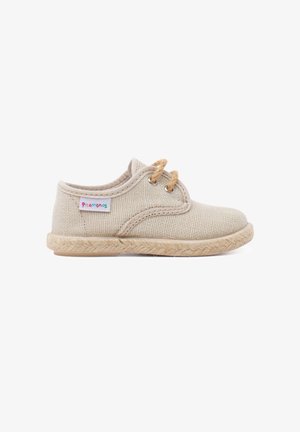 Beżowe płócienne buty dziecięce z teksturowaną powierzchnią, okrągłym noskiem, dekoracyjnym sznurowaniem i plecioną jutową podeszwą. Posiadają małą metkę z logo.