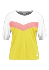 Camiseta de manga corta con parte superior blanca, patrón de flechas en rosa y parte inferior amarilla. Fabricada en algodón con un ajuste relajado. Logo de Puma en el dobladillo.
