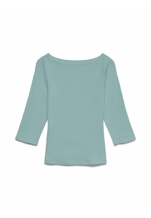 Jasnoniebieska koszula z długim rękawem, szerokim, zaokrąglonym dekoltem i prostym dołem, rozłożona płasko na białym tle.