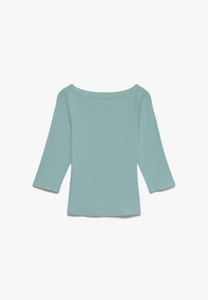 Lichtblauw, shirt met lange mouwen, een brede, ronde halslijn en een rechte zoom, plat uitgespreid op een witte achtergrond.