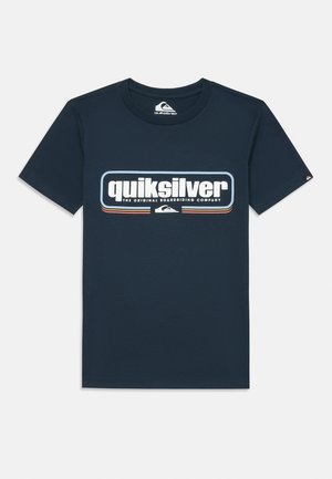 Marineblå bomull T-skjorte med en dristig, retro-stil Quiksilver-logo i hvitt og oransje. Klassisk crew neck-design med kortermede ermer.