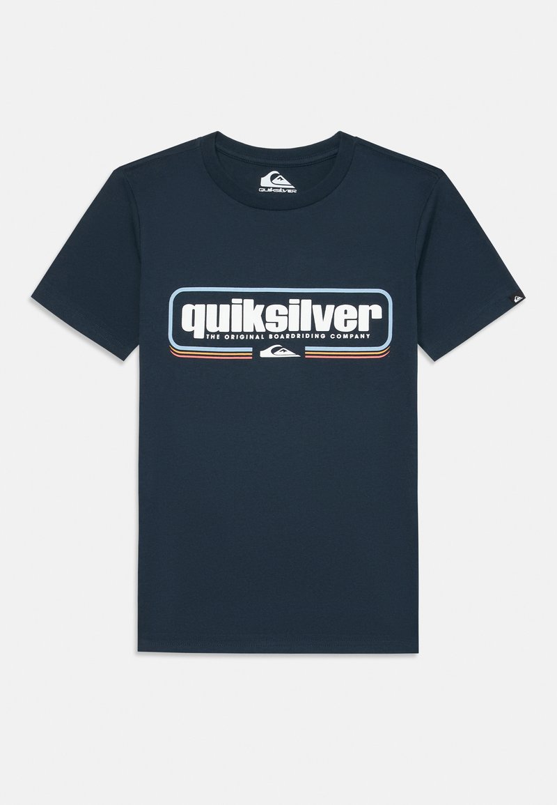 Tengerészkék pamut póló, nagy, retró stílusú Quiksilver logóval fehér és narancssárga színben. Klasszikus kerek nyakú dizájn rövid ujjakkal.