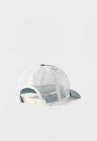 Καπέλο τύπου τρακέρ με μπλε και άσπρο πλέγμα και πλαστικό κλείσιμο snapback, εμφανιζόμενο από πίσω σε λευκό φόντο.