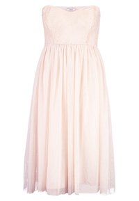 Maxi sukienka bez ramiączek w jasnoróżowym kolorze, z dopasowanym gorsetem ozdobionym koronką w kwiaty oraz zwiewnym, przezroczystym dołem.