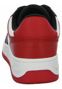 Sneaker in pelle sintetica rossa con dettagli bianchi, fodera nera e suola in gomma testurizzata. Presenta un collarino imbottito per il comfort.