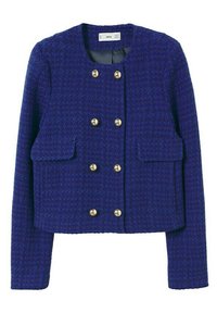 Sininen tweed-takki, jossa on kultaiset napit, lyhyt malli, kaksi etutaskua ja teksturoitu kuvio. Pitkät hihat ja pyöreä pääntie.