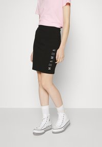 Tommy Jeans LOGO REPEAT BODYCON SKIRT - Minissaia - black