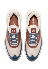 Ein Paar braune, beige und blaue SportSneaker mit blauen Schnürsenkeln, sichtbarem Branding und atmungsaktivem Mesh-Obermaterial, von oben betrachtet.