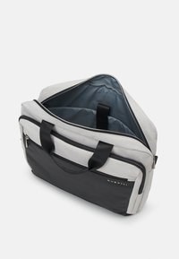 Grau- und schwarze Reißverschluss-Tasche mit dualen Stoffstrukturen, ausgestattet mit einem großen Hauptfach und schwarzen gewebten Griffen. Das Innere ist blau.