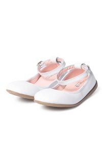 Weiße Leder-Ballettschuhe mit runder Spitze, elastischem Knöchelriemen und einer hellrosa Innensohle. Ausgestattet mit einer flexiblen, tanfarbenen Gummisohle.