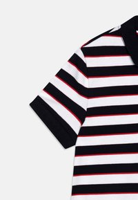 Polo w paski w kolorze granatowym, białym i czerwonym, poziome paski, wykonany z bawełny. Posiada czarny kołnierzyk i krótkie rękawy.